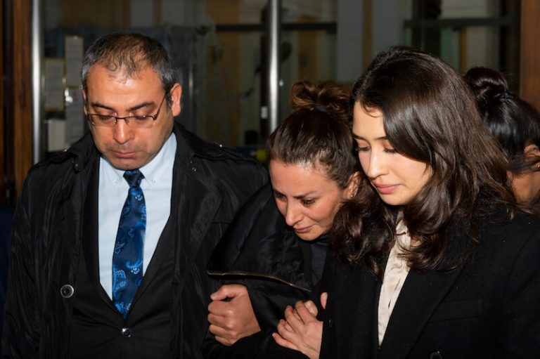 Omm u oħt Pelin instemgħu jibku waqt li bdew jisimgħu x-xhieda