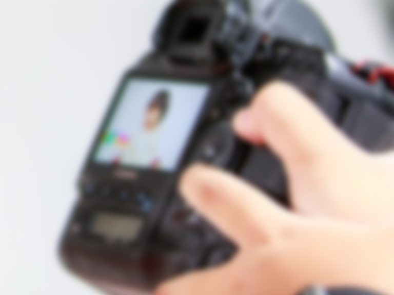 Kien imur wara l-bieb tax-xelter, jurilhom it-tifla li kien ħataf fuq camera u jaħrab