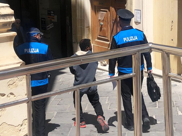 Jinżamm arrestat ir-raġel mixli li ħebb għall-uffiċjali tal-Pulizija u ferihom f’San Pawl il-Baħar