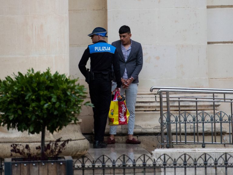 Mixli li pprova jikkorrompi xhud bi flus u arloġġ tad-ditta