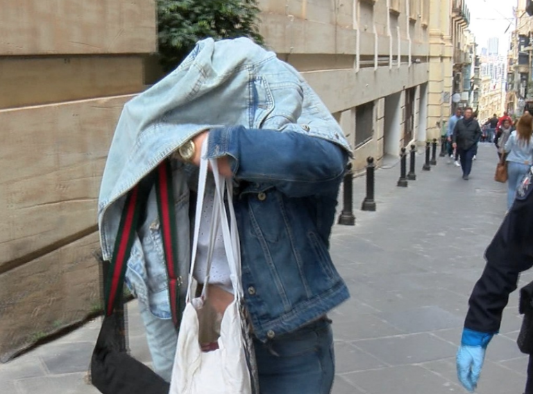 Akkużata li tat daqqa ta’ kalzetta bil-fliexken tal-fwieħa fiha għax ma tawhiex sigarett