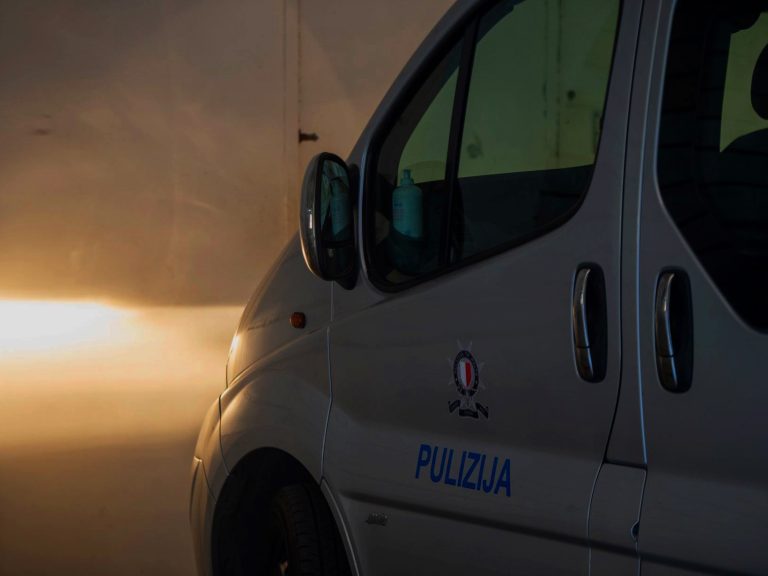 Seba’ Sirjani b’akkużi relatati ma’ terroriżmu fosthom b’taħriġ t’użu ta’ splussiv