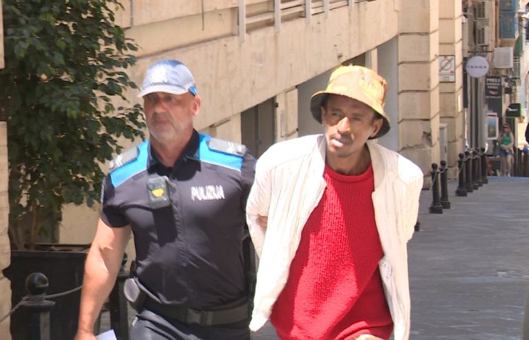 Jinżamm arrestat wara li tressaq il-Qorti akkużat li kellu ammont ta’ kannabis u kokaina mhux għall-użu personali