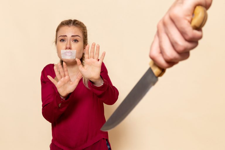 Probation għal raġel li hedded lill-eks sieħba li jaqtgħalha għonqha