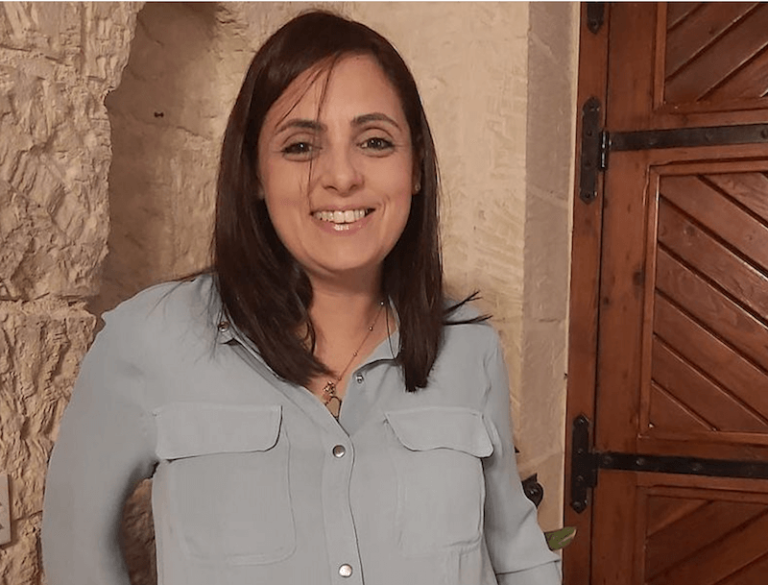 Beda jagħti mat-tieqa tal-uffiċċju ta’ Bernice u jitlobha tmur lura d-dar
