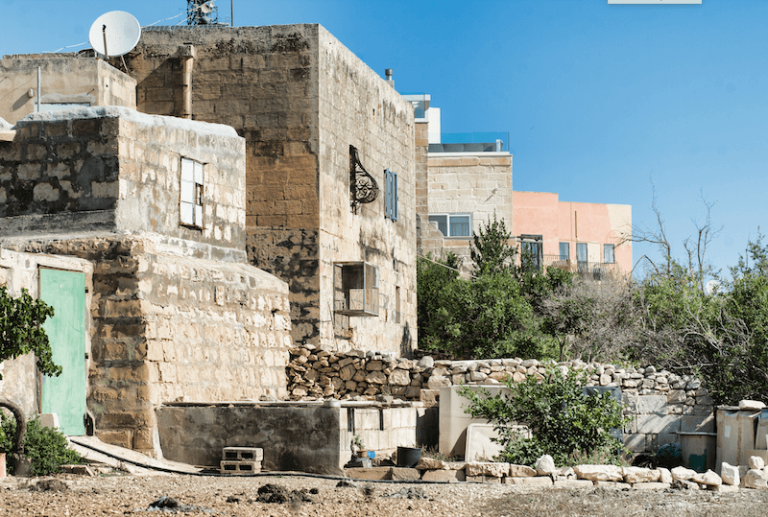 Qatel lil ommu u lil zitu għax issuspetta li kienu qed jitfgħulu xi ħaġa fil-kafè