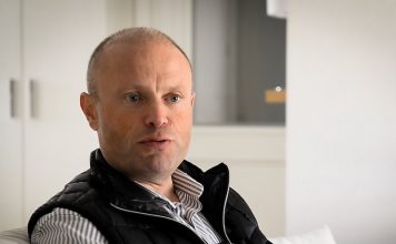 Dr Joseph Muscat isaqsi:“Kemm se jkeċċi mill-barranin li hawn?”