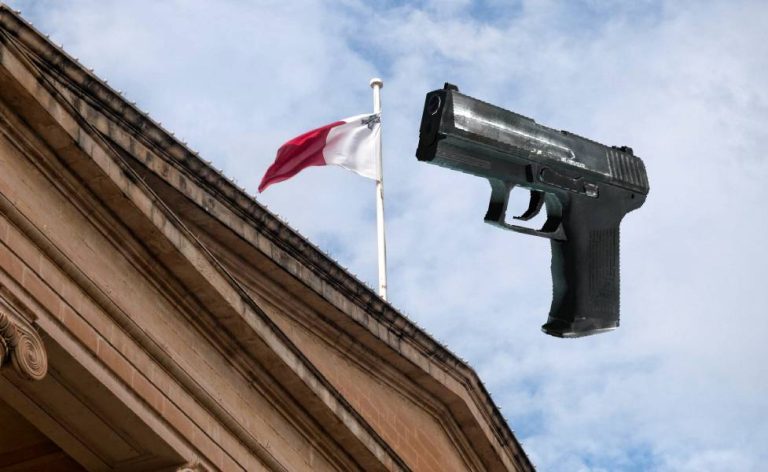 Bennej akkużat li spara tiri lis-sewwieq ta’ warajh għax teptiplu d-dawl