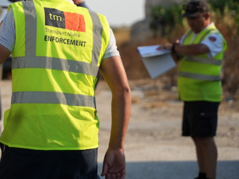 Żagħżugħa mixlija li ħebbet għal uffiċjali li waqqfuha wara li bdiet issuq b’mod perikoluż