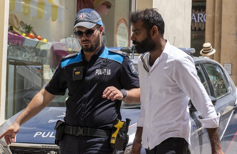 Indjan jinżamm arrestat wara li ffalsifika dokumenti, firem u kuntratti