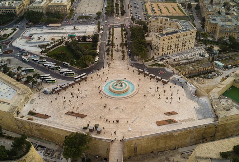 Ammetta li kkawża ħsarat meta kien xurban fi Pjazza Tritoni