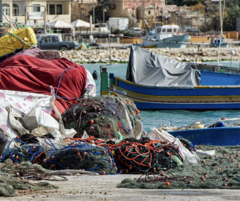 Informah ma jibqax jistad fejn kien … ħareġ bis-senter u ippuntah lejn il-wire tat-tkarkir tal-bastiment l-ieħor
