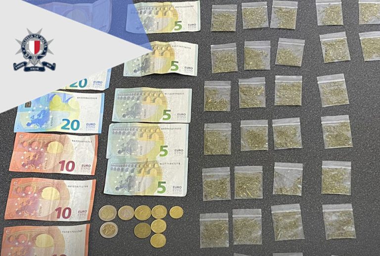 Iwieġeb mhux ħati li fil-pussess tiegħu nstabu qratas suspettati kannabis u ammont ta’ flus kontanti