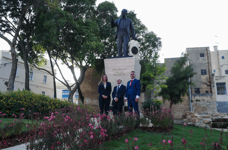 Inawgurat monument f’ġieħ l-Eks Prim Ministru Dom Mintoff