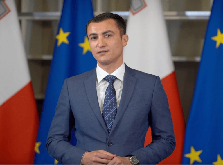 €50 multa għal raġel li hedded lill-Ministru Silvio Schembri