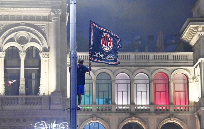 AC Milan fans celebrate after winning the Serie A