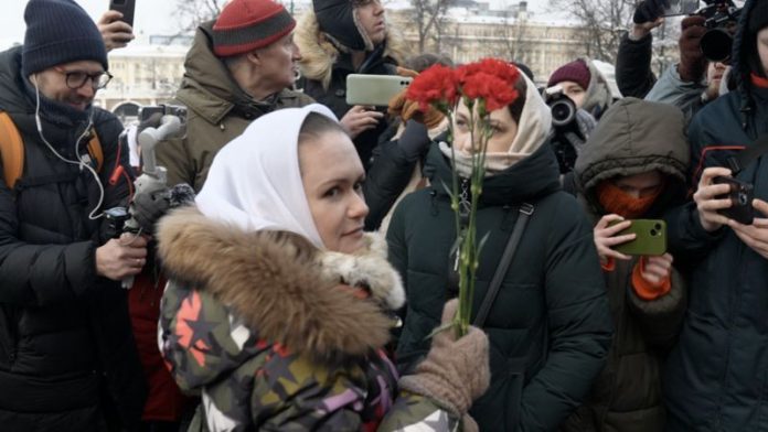 132394430_mariaandreevawithflowersatthekremlinwithflowers