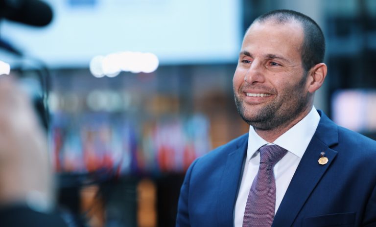 Il-PM jikkundanna l-attakk f’Gaża li ħalla 330 persuna mejta 