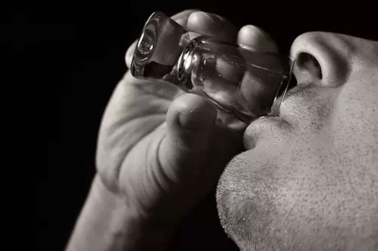 Franza tipprojbixxi l-alkoħol f’Pariġi waqt il-mewġa tas-sħana 
