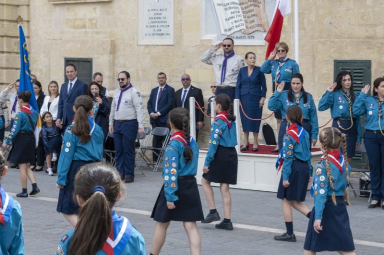 Mijiet ta’ tfal mill-Girl Guides u l-Iscouts jagħtu ħajja fil-Belt bil-parata annwali
