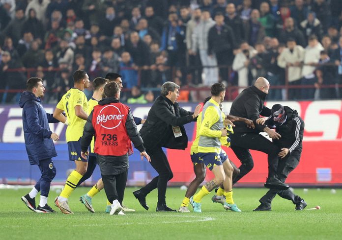 Super Lig - Trabzonspor v Fenerbahce