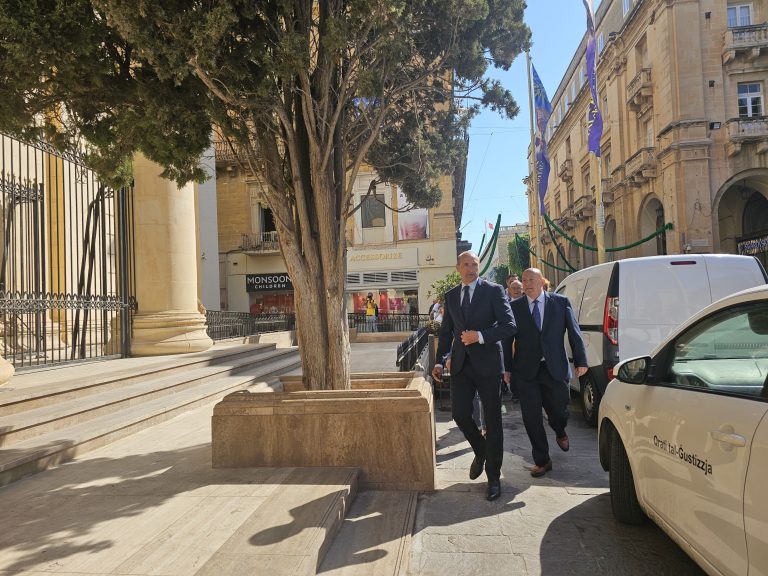 Biżżeјјed provi biex l-imputati јitqiegħdu taħt Att ta’ Akkuża