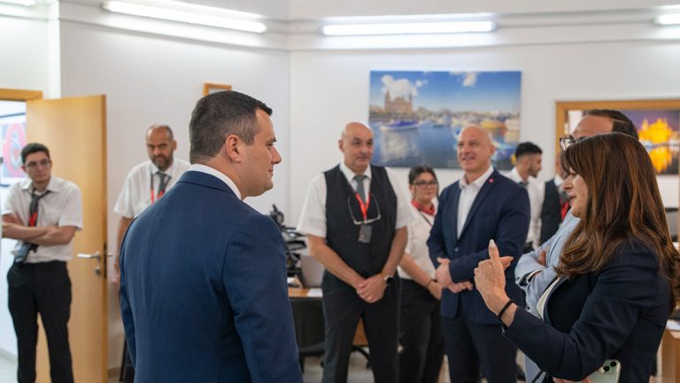 Beda l-proċess biex jinbidlu 160,000 karta tal-identità
