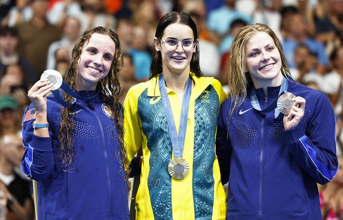 Swimming - Women's 100m Backstroke Victory Ceremony