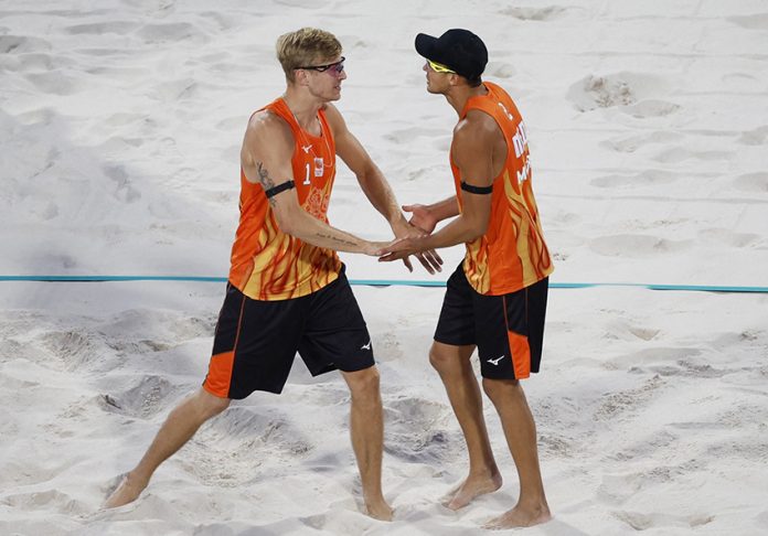 Beach Volleyball - Men's Round of 16 Match - Brazil vs Netherlands (Evandro/Arthur vs van de Velde/Immers)