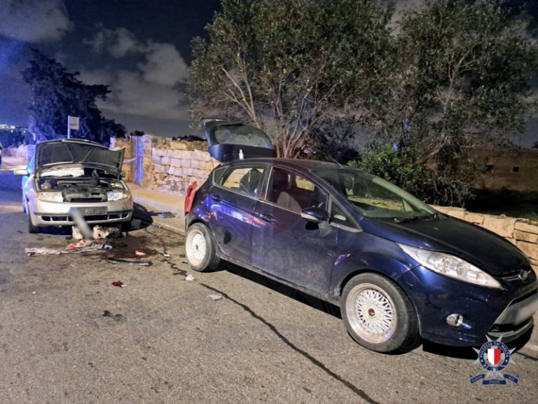 Raġel fil-periklu tal-mewt wara li nqabad bejn żewġ vetturi fil-Gudja