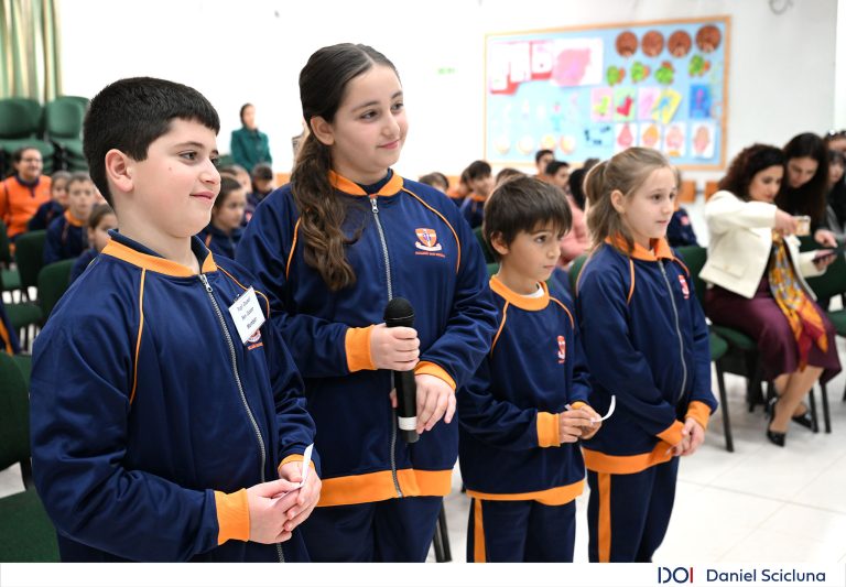 Jitqassmu kotba lill-istudenti fil-Jum Dinji tal-Edukazzjoni 