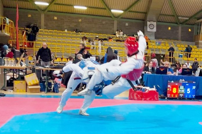 Czarek Odlanicki (red) with a spectacular headshot.