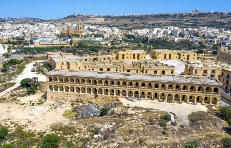 Għaqdiet, akkademiċi u ċittadini jitolbu b’urġenza l-ħarsien tal-barracks storiku fil-Forti Chambray
