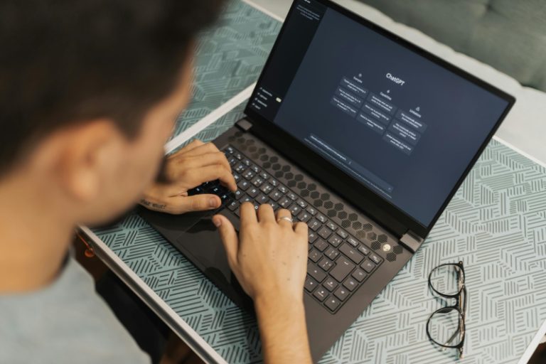 92% tal-istudenti universitarji fir-Renju Unit jużaw l-intelliġenza artifiċjali