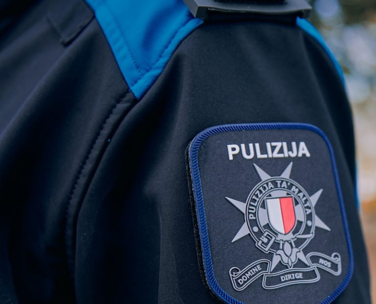 Serqa minn ħanut fil-Gżira … il-Pulizija bi fittxija għal żewġt irġiel