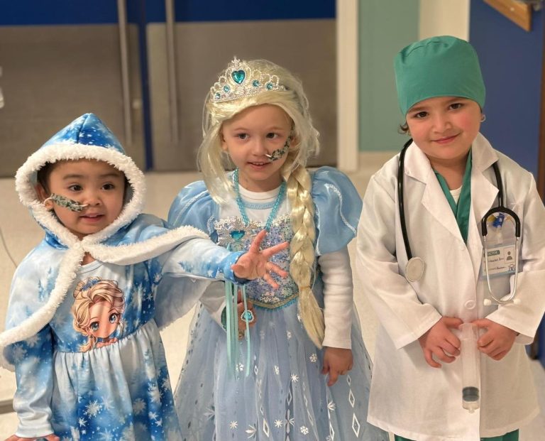 Minkejja li morda, it-tfal xorta jiċċelebraw il-karnival fir-Rainbow Ward