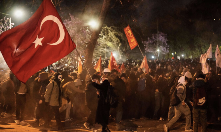 Dimostranti jitolbu għall-ġustizzja wara l-arrest tas-Sindku ta’ Istanbul