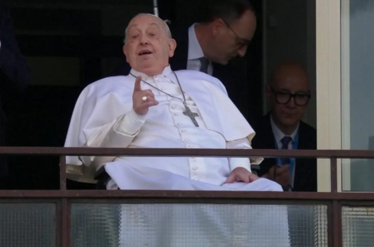 Papa Franġisku jagħti l-barka tal-Angelus mill-gallerija tal-isptar Gemelli
