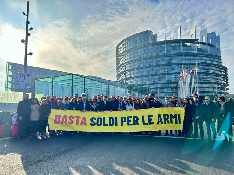 Protesti fil-Parlament Ewropej fi Straburgu kontra l-pjani tal-UE li tarma lilha nfisha