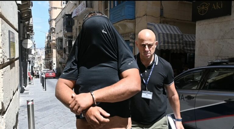 “Insuq il-karozza minn fuq l-irdum għal isfel”