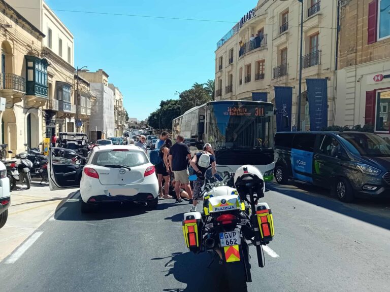 Spanjola bi ġrieħi gravi wara li ntlaqtet minn karozza fi Triq ir-Repubblika f’Għawdex 