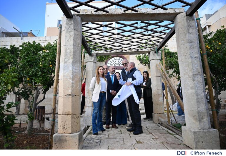 Miexi x-xogħol fi ġnien storiku ġewwa l-Qrendi