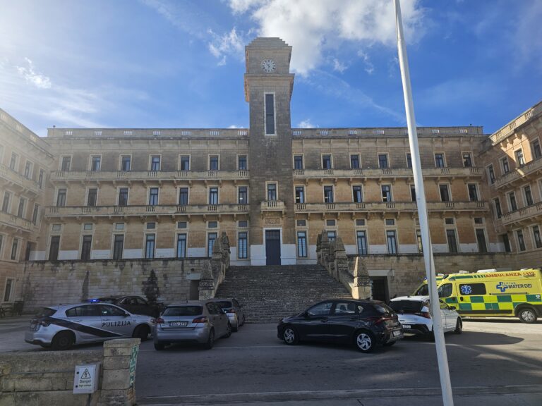 Argument beјn żewġ studenti Libјani fi skola sekondarјa f’Pembroke… il-vittma јinsab l-Isptar u l-agressur arrestat