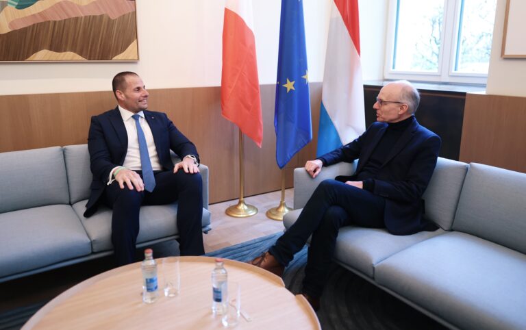 Il-Prim Ministru Robert Abela f’laqgħa mal-Prim Ministru tal-Lussemburgu
