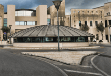 Raġel jittajjar minn karozza fi Triq l-Imdina