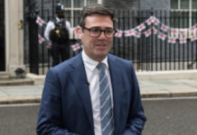 Andy Burnham se jisma’ lin-nies fuq it-tħassib dwar l-għoli tal-ħajja