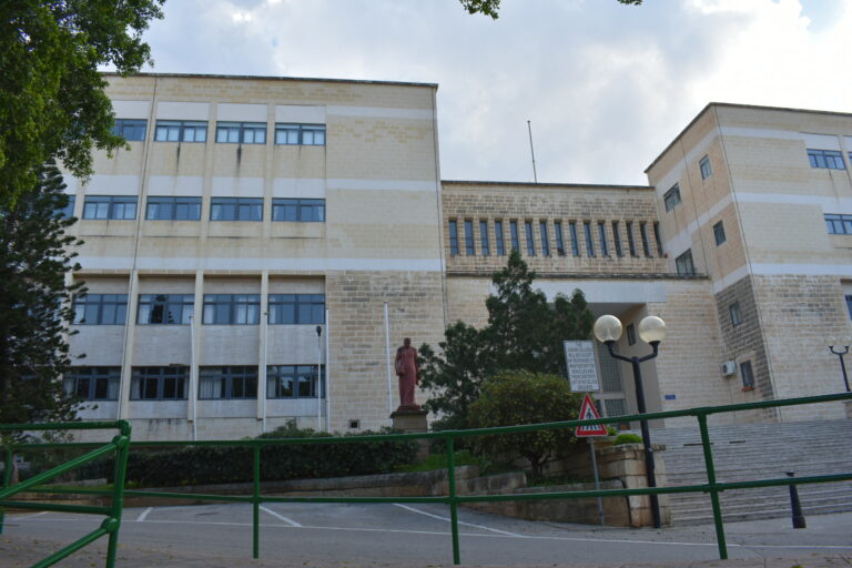 Se jitwaqqfu d-Direttivi fil-Junior College