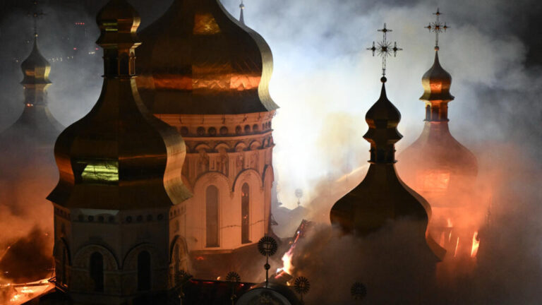 Persuni mejta u nirien f’Katidral storiku fi Kiev wara attakki mir-Russja