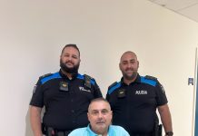 Żewġ uffiċjali tal-Pulizija jiltaqgħu mal-persuna li salvaw u assistew f’inċident tat-traffiku