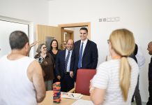 Id-Deputat Prim Ministru Ian Borg jiltaqa’ mal-pazjenti u l-ħaddiema fl-Isptar Monte Karmeli